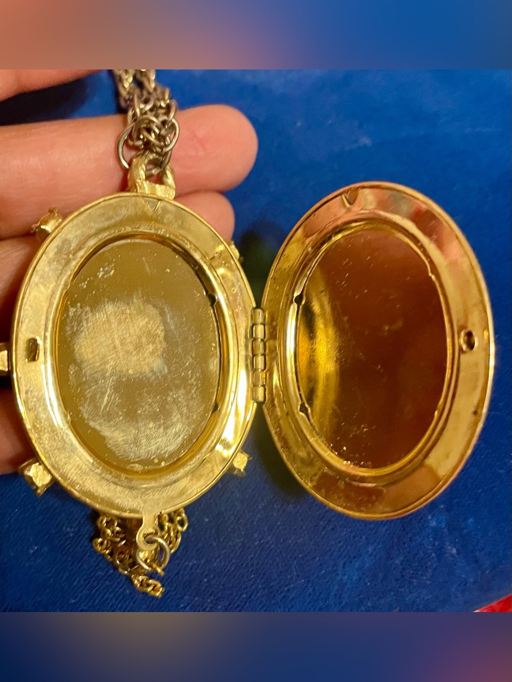 Unique Gold Tone Portrait Pendant Necklace - Women Jewelry - Picture 5 of 11